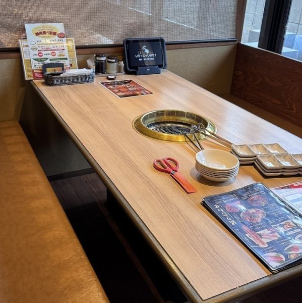 当店のテーブル席は、すべて座り心地の良いイスとソファー席をご用意しています。小さなお子様も安心してお食事できるよう、広々とした空間を確保。周りを気にすることなく、ご自身のペースでゆっくりと焼肉をお楽しみいただけます。
