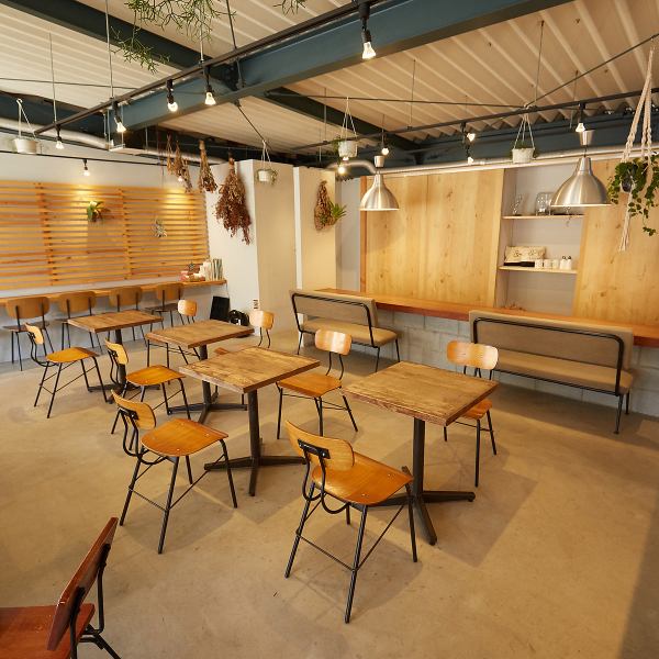 [Relaxing and spacious interior ◎] The warm interior with wood grain is spacious and open, and offers a relaxing cafe lunch time.Please use it in various scenes such as girls' associations, mothers' associations, and places for students to relax after school.