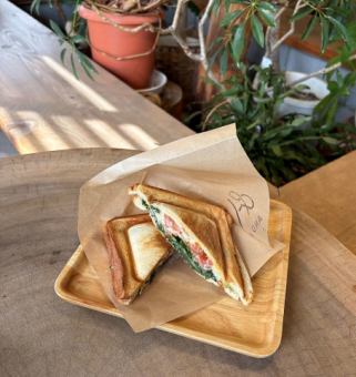 スモークサーモンとバジルモッツァレラ