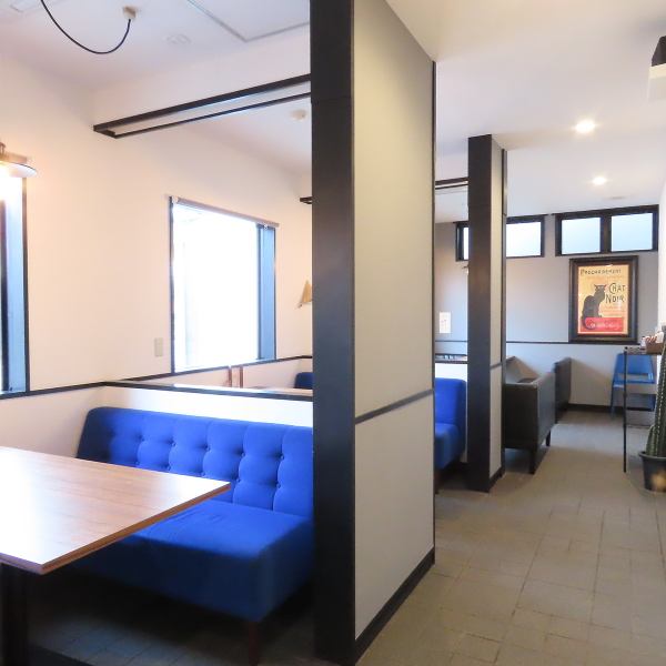 【お洒落な店内でほっこりカフェタイム】お買い物や仕事で疲れた体にホッと一息、甘いデザートやコーヒーなどを堪能しませんか？ソファー席も完備しており、落ち着いて過ごせる店内◎女子会ランチにもオススメです。♪