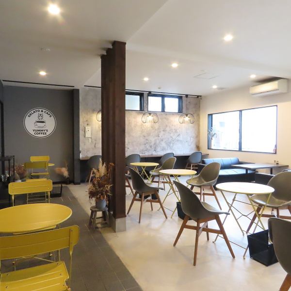 【様々なシーンでご利用可能】ソファー席とテーブル席を設置しており、人数にあわせてご利用いただけます。お一人様でのカフェタイムや女子会、ママ友会など使い勝手の良い当店で、時間を忘れてお過ごしください◎