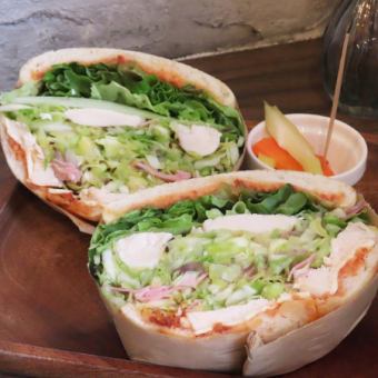 自家製鶏ハムとモッツァレラのパニーノ