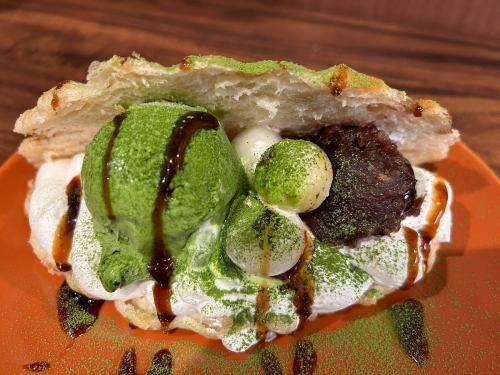 抹茶ジェラートと白玉のクロッフル