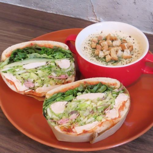 パニーノとクラムチャウダー