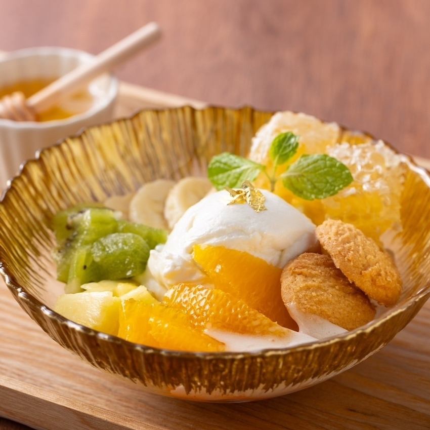 木の温もり漂う席でゆったりとシーシャを楽しむ心地よい時間を！