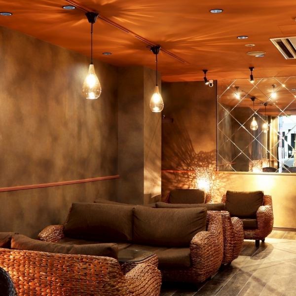 【幻想的な照明に包まれた店内】ゆったりと座れるお席でシーシャをお楽しみいただける、リラックスできる空間が広がります。心落ち着く店内が、特別な夜を演出いたします☆ぜひ友人や大切な方と共に、贅沢なひとときをお過ごしください。