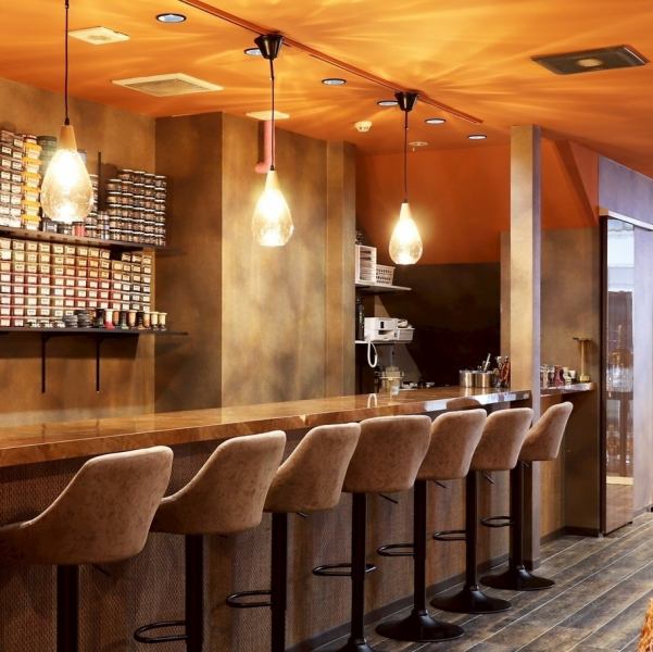 【シーンに合わせたお席】デートにピッタリなカウンター席やテーブル席など、ご利用のシーンに合わせたお席をご用意◎温かみのある木のインテリアが心地よい落ち着いた雰囲気のお席で、日常の喧騒を忘れゆったりとした時間をお楽しみいただけます！