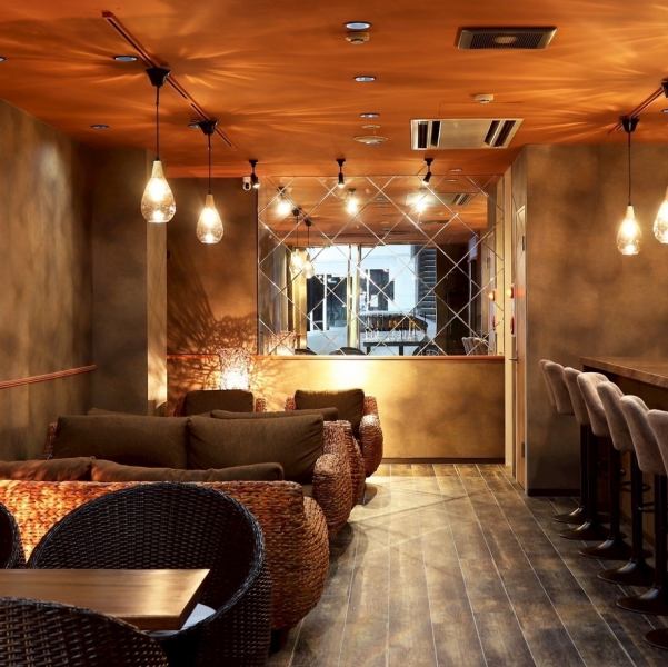 【貸切やパーティーにも】開放感あふれる店内は、友人との集まりやイベントにピッタリ◎ゆったり座れるソファー席でリラックスしながら、お酒やスイーツをお楽しみいただけます！貸切対応も可能で思い出に残るひとときを演出いたします♪