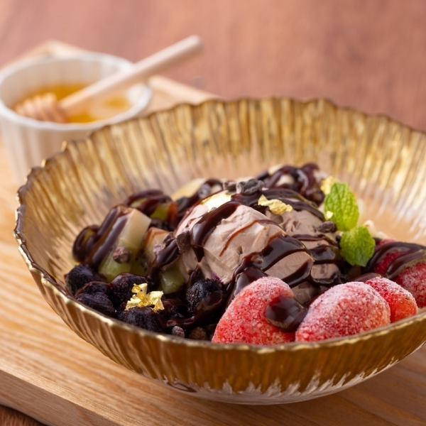 【種類豊富なトッピング】チョコレートソースがたっぷり！チョコ好きな方も大満足◎『チョコレートボウル』