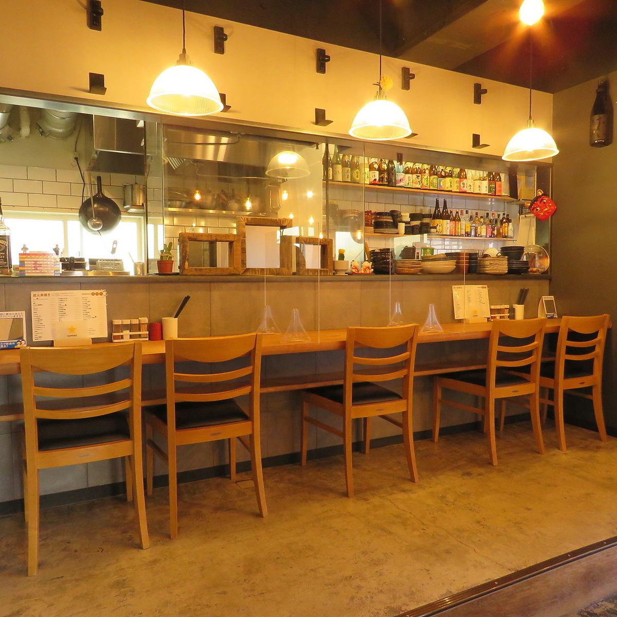 The stylish cafe-like interior is perfect for a date ♪ Counter seats ◎