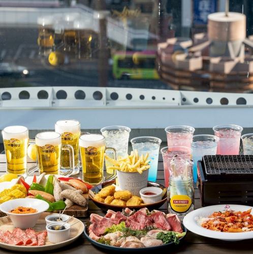 在露臺上享用飲料和肉類。