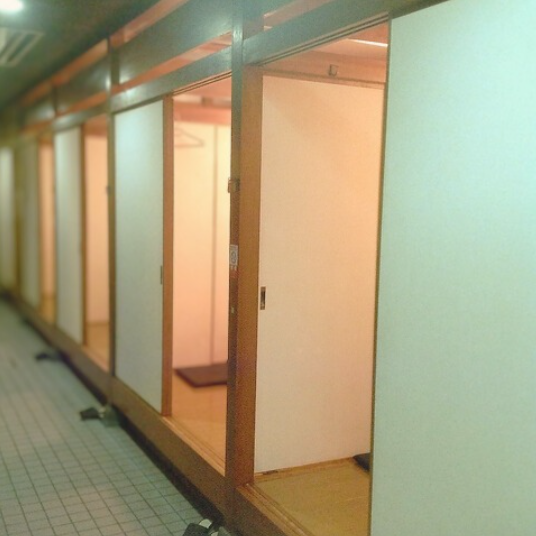 餐廳內部環境乾淨整潔，是家庭或情侶享受輕鬆寧靜用餐的絕佳場所。