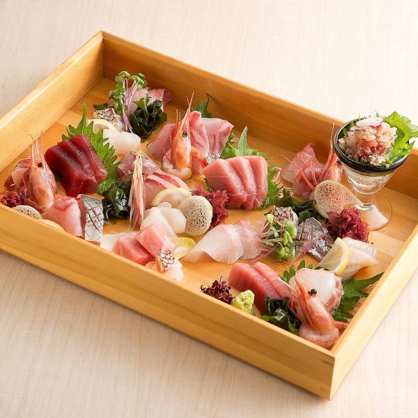 Please come and try our fresh seafood dishes, such as sushi and sashimi, made with fresh fish delivered directly from the fishing port, in Nagoya Station.