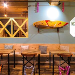 Table seats that are perfect for meals and dates with friends ♪ Colorful interior that feels Hawaiian ★