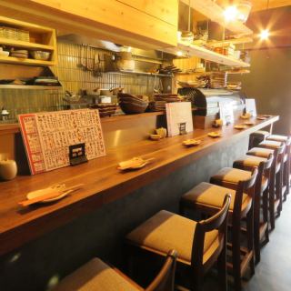 11 seats at the counter are available ♪ The table seats are separated from the walls by a wall, so you can have a quiet and relaxing time.