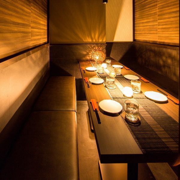 【新横浜にある全席個室居酒屋】間接照明が優しく照らす雰囲気抜群な個室が癒しと寛ぎの空間へと誘います。全席個室なのでお客様だけのプライベート空間を実現！接待やお子様連れ等周りを気にせずゆったりとしたひとときをお愉しみいただけます。