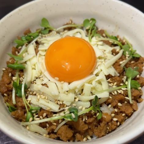 月見チーズそぼろ丼