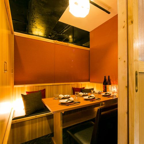 [Private room with door | 5 to 8 people] A variety of indirect lighting colors your banquet gorgeously.A spacious table room.We also have private rooms that can be enjoyed by a large number of people, regardless of age or gender.