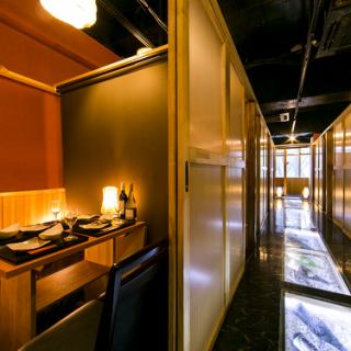 【扉付個室｜2名様～6名様】新横浜駅1分の好アクセス。古い木材を使用したこだわりの空間でリラックス頂けます。木の温もり感じる個室は扉付のため、お客様だけのプライベート空間を実現。ゆったり足を伸ばせる掘り炬燵席でお客様だけのひとときをお過ごしください。