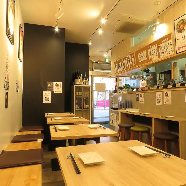 木の温もりに包まれた落ち着きのある店内は、どこか懐かしく、肩の力が抜ける心地よさ。「おかえりなさい」と迎えられる空間で、まるで第二の家のようにくつろげます。