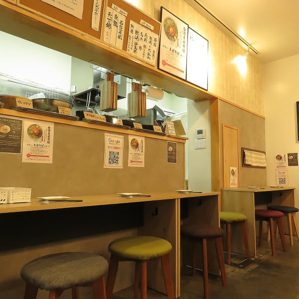 料理や日本酒が出来上がる様子を間近で楽しめるカウンター席。店主との会話も自然と弾み、一人飲みはもちろん、常連様が集う居心地の良い特等席です。
