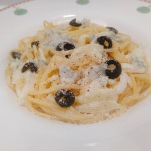 ゴルゴンゾーラとブラックオリーブのクリームスパゲッティ
