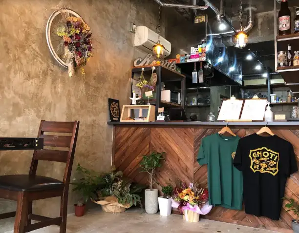 あたたかい灯りが織りなす心地よい店内は、落ち着きと遊び心が共存する街の隠れ家です。4名様用のテーブル席を4卓ご用意しておりますので、自慢の料理や種類豊富なお酒と共に思い出に残る素敵な時間をお過ごしください。