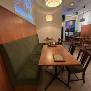 片面ソファー席。家族でのお食事や女子会に