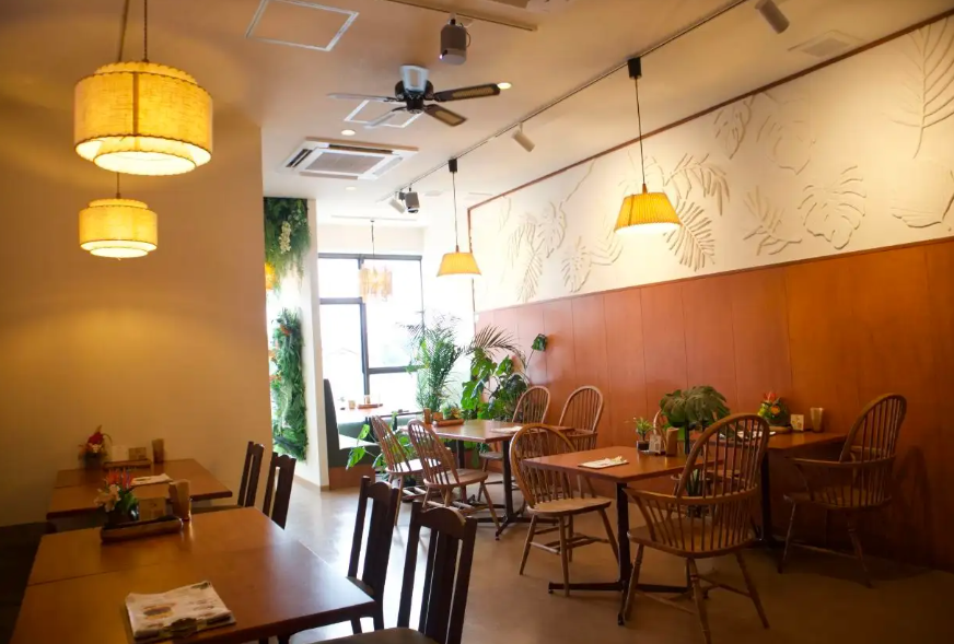 The restaurant can be rented exclusively for 20-30 people on weekdays and 25-30 people on weekends and holidays. The interior walls were designed by a craftsman who has also worked on famous theme parks. Step inside and you'll find yourself in an extraordinary resort space.The interior of the store is filled with greenery and has a calm atmosphere.