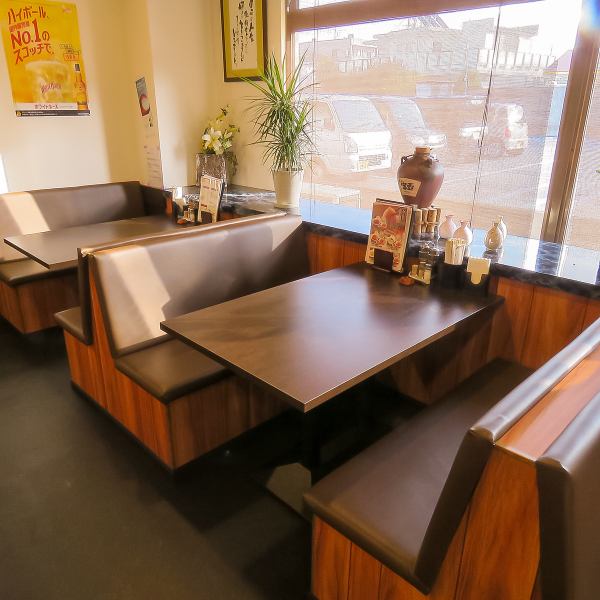 皆様にゆったり料理を楽のしんで頂けるようソファー席をご用意。長話でも疲れないので女子会・少人数の飲み会に最適!ファミリーでも安心してくつろげる空間となっています。宴会にもおすすめです。30名より貸切も承っております。