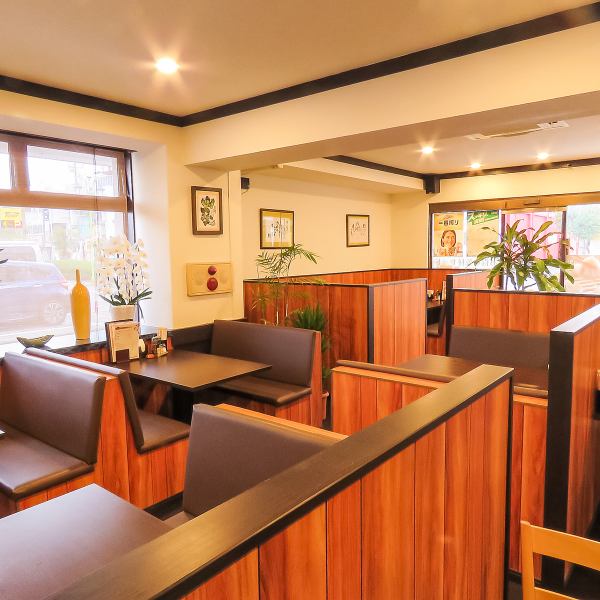 明るい照明で清潔感あふれる店内。すべてのお客様にゆったりとプライベートなひと時を楽しんで頂くため、アットホームな空間作りを目指しております。