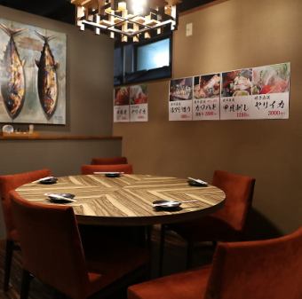 A round table on the first floor of Sakaminato seats 3 to 5 people.