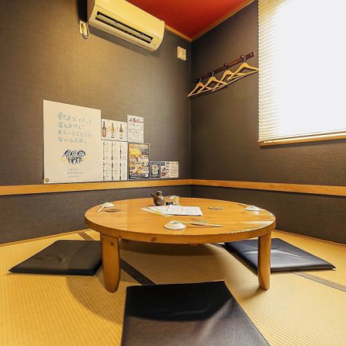 <p>【2名様～10名様で対応可能な完全個室】２名様～４名様まで対応の個室が２室。３名様～６名様まで対応の個室が１室。３名様～１０名様まで対応可能な個室が２室など、様々な用途でご利用頂ける完全個室を複数ご準備しております☆ 普段使いのお食事からデート・接待といった特別な場面まで幅広く対応可能となっております！</p>