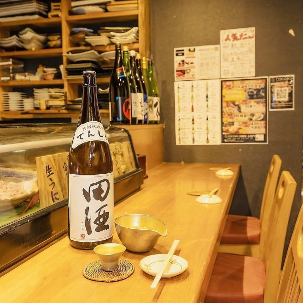 【ライブ感あふれるカウンター席】店主の調理風景を間近で見れるカウンター席は『心衛門』の隠れた人気席。その日仕入れた自慢の食材や店主の仕事ぶりを眺めていれば、お料理を待ってる時間も飽きずにワクワク楽しめること間違いなしのお席です☆　お一人様のご利用はもちろん、お友達やデートまで！大歓迎です！！