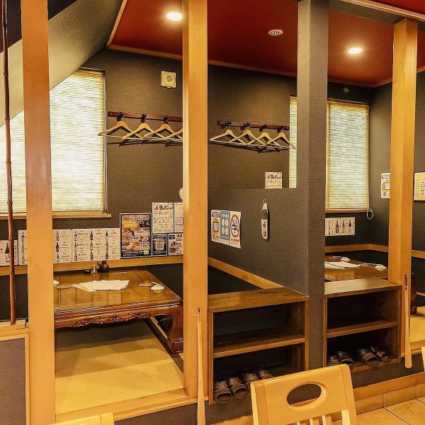 【プライベート空間で楽しめるテーブル席】木目調の落ち着いたつくりの店内は、お仕事関係やご友人とのお食事はもちろん、デートなどの特別な場面まで幅ひろくご利用頂けます♪カウンター席から子上がり席、完全個室席まで用途に合わせてご用意いたします☆　皆様のご来店を心よりお待ち申し上げております！