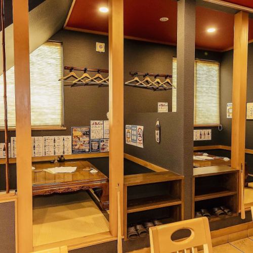 <p>【プライベート空間で楽しめるテーブル席】木目調の落ち着いたつくりの店内は、お仕事関係やご友人とのお食事はもちろん、デートなどの特別な場面まで幅ひろくご利用頂けます♪カウンター席から子上がり席、完全個室席まで用途に合わせてご用意いたします☆　皆様のご来店を心よりお待ち申し上げております！</p>