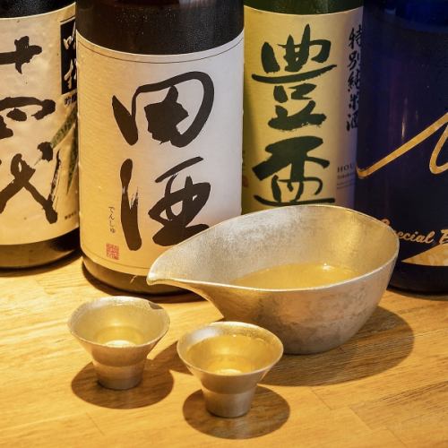 [搭配時令食材。我們備有種類豐富的日本酒。]