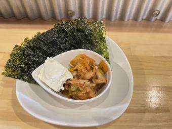 韩国海藻包裹的泡菜和奶油芝士