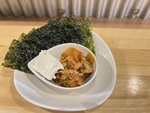 韩国海藻包裹的泡菜和奶油芝士