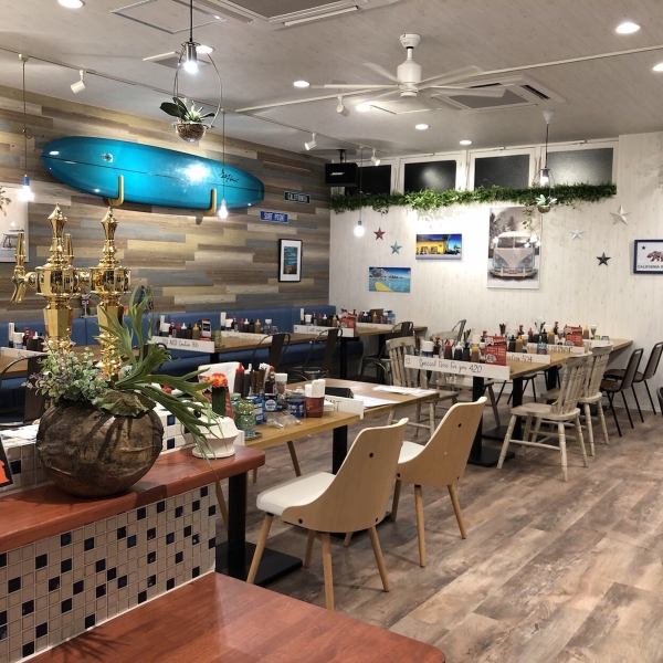 The interior of the store is fashionable and comfortable with the image of West Coast California! The seats are widely spaced so you can enjoy your meal safely and securely.