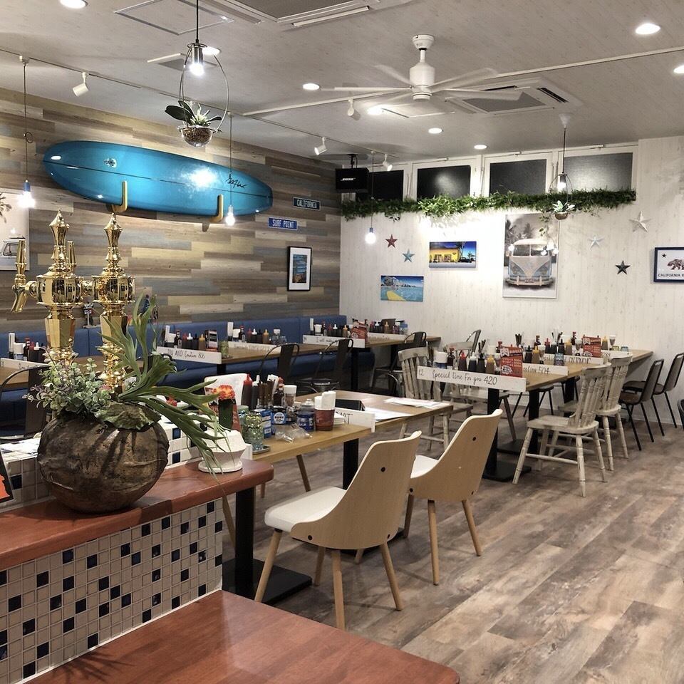 西海岸をイメージした店内。友達や家族と楽しい時間をぜひ★