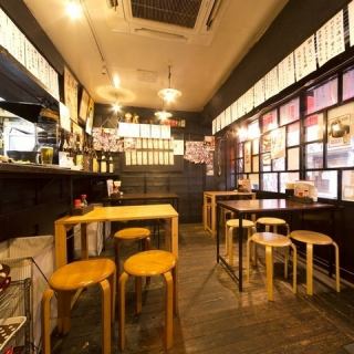 1階は少人数からご利用いただけるテーブル席！外にはテラス席もご用意しております！