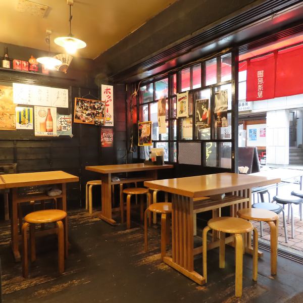 【2～4名様でのご利用に..】1階はテーブル席を4席ご用意！気さくな店主がお待ちしておりますので、初めての方も入りやすい店舗になっております！店主選りすぐりの全国の日本酒や焼酎を豊富にご用意！食事との相性も抜群ですので、是非一度ご来店くださいませ♪
