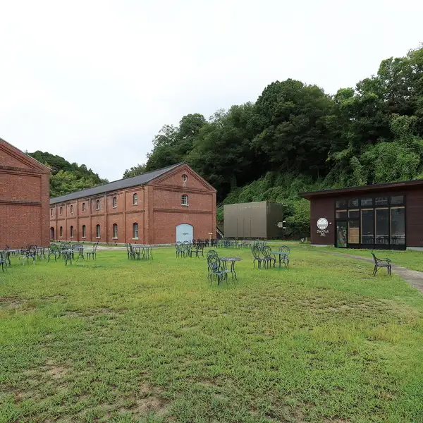 歴史ある舞鶴赤レンガパーク内に位置し、全国から訪れる観光客の皆様を歓迎しています。友人旅、デート、ファミリー観光などあらゆるシーンにマッチ。舞鶴ならではの絶品海鮮料理とお土産買い物を同時に満喫できる、旅の思い出作りに欠かせない絶好の立ち寄り拠点です。