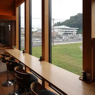 大きな窓から光が差し込む開放的なカウンター席。