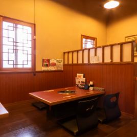 【４名掛け座敷席×３】お席は4名様用の座敷席で、ゆったりとした空間で焼肉をお楽しみいただけます。落ち着いた雰囲気の中で、お料理と共にリラックスした時間をお過ごしいただけます。会社のお仲間やご友人、ご家族とおしゃべりしながらおなかいっぱいにご堪能ください。席を連結して8名様席にもできます。