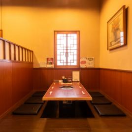 【半個室の掘りごたつ席☆】掘りごたつ席は半個室感があり、周囲の視線を気にせずにリラックスしてお食事をお楽しみいただけるのが特徴です。柔らかな照明と心地よい空間が、会話を弾ませ、ゆっくりとした時間を提供します。特別な集まりやお祝い事にも最適な場所です。皆様のお越しをお待ちしております！