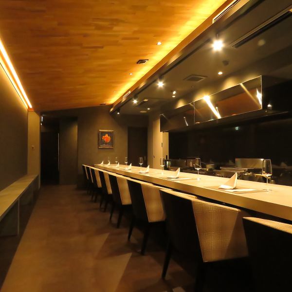 【洗練されたシックな空間】当店には、キッチンが見渡せるカウンター席が8席と、6名様がけのテーブルを配した個室を完備しております。デートでのご利用からお誕生日や記念日まで、大切な方との特別なディナーに最適な雰囲気をお届けしております！心に残るひとときを、ぜひ当店でお過ごしください。