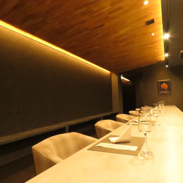 【臨場感あふれるカウンター席×8席】新鮮な食材が調理される様子を間近で楽しむことができ、迫力満点の食体験をお届けします。料理の香りや音を感じながら、特別なひとときをお過ごしいただけます。ここでしか味わえない、心温まるお食事をぜひご堪能ください。大切な方との素敵な時間を、贅沢にお楽しみいただけます！