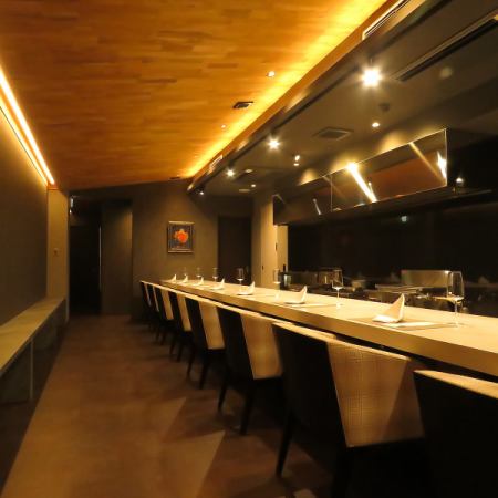 目の前でシェフが繰り広げる調理の様子を楽しむことができます。洗練されたシックな空間での臨場感あふれるお食事は、五感を刺激し、香りや音を感じながら、特別なひとときをお過ごしいただけます。ご友人や大切な方との会話を楽しみながら、贅沢な料理をお楽しみください！心に残る瞬間をお届けいたします。